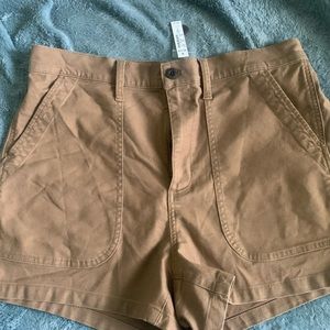 NWT Never worn. Madewell khaki shorts. Size 32.
